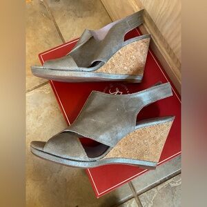 JOHNSON & Murphy 1850 Women’s silver wedges